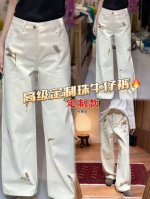重磅定制一个月首批出货 高级珠绣米白色阔腿牛仔裤，简约大气又不失个性，其精妙之处在于裤身点缀的精致植物刺绣图案，为整体造型增添了几分灵动与艺术气息，宛如行走在时