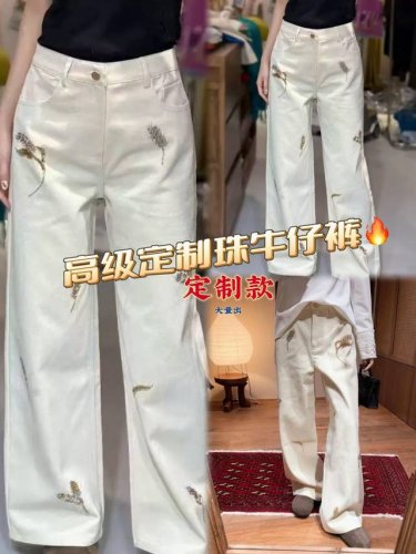 重磅定制一个月首批出货 高级珠绣米白色阔腿牛仔裤，简约大气又不失个性，其精妙之处在于裤身点缀的精致植物刺绣图案，为整体造型增添了几分灵动与艺术气息，宛如行走在时