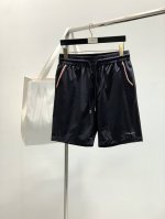 moncler 蒙口，2025夏季最新品，专柜同步有售，原单狠货，时尚休闲短裤，采用进口原版面料，顶级印花工艺字母图案Logo，原版五金辅料装饰，简单而不失时尚