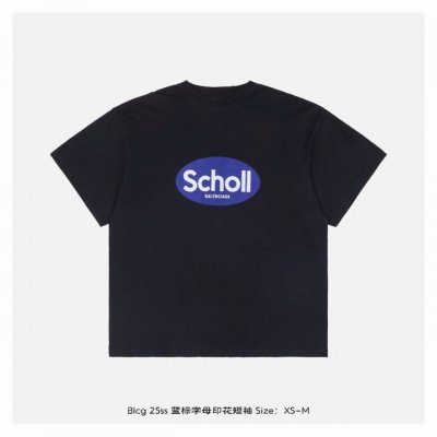 balenciaga 巴黎世家 25Ss 蓝标字母印花短袖 采用独家订染宝蓝色纱线，区别于市场常规纯黑基底，通过同缸染十字拉架罗纹工艺实现色彩渗透一致性，布面呈