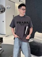 普拉达 短袖系列 季度 2025春夏 颜色 黑色 尺码: M-3Xl 版型 阔版 成份 液氨棉双面 工艺 图案印胶工艺经典元素与创新 每年必爆的一个款 冰感凉爽
