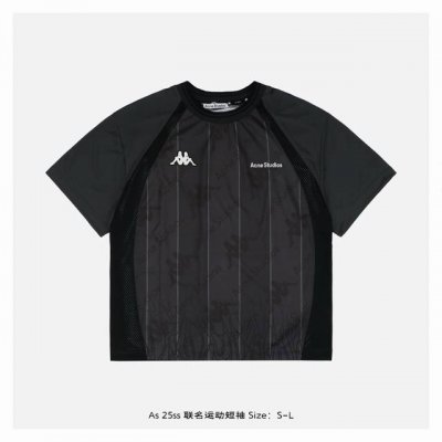 acne Studios 25Ss 联名运动短袖 主体采用闪光平纹布，混纺21%金银丝纤维与79%异形截面聚酯纤维，通过双面压光工艺实现单向反光效果，同时保留吸