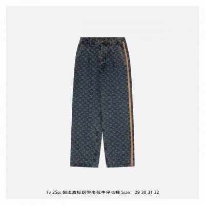 lv 25Ss 侧边皮标织带老花牛仔长裤 原版购入开发面料采用定制纯棉靛蓝色老花提花丹宁面料，这种面料柔软而坚固耐用，面料做了成衣重工洗水工艺，图案根据门襟左右