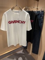 giv*Chy 纪*希2025春夏新款男女同款短袖T恤，主创时尚注入了全新时尚能量。通过探索各种题材和性感魅力，极具辨识度，引领全新街头时尚潮流。该款是G家独家