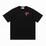 Mm6T恤宽松版型高密度针织，面料240克双纱，1*1双纱螺纹，手感柔软舒适，工艺采用发泡绒面压花工艺，立体感十足，手感柔软舒适，不变形，宽松版型，男女同款 颜