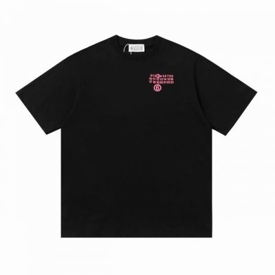 Mm6T恤宽松版型高密度针织，面料240克双纱，1*1双纱螺纹，手感柔软舒适，工艺采用发泡绒面压花工艺，立体感十足，手感柔软舒适，不变形，宽松版型，男女同款 颜