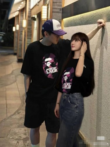 001141款A Bathing Ape X Jj Lin 联名款 Ss25 迷彩猿人头Logo字母印花宽松袖口徽标圆领短袖T恤 男女同款 码数Smlxlxxl