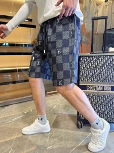 巴宝莉 三标齐全 2025夏季新款男士休闲短裤 高级定制面料透气面料 透气弹力舒适度极高 细节无可挑剔 顶级辅料配备 原版Logo设计理念 手感细腻柔软 上身版