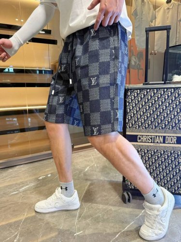 巴宝莉 三标齐全 2025夏季新款男士休闲短裤 高级定制面料透气面料 透气弹力舒适度极高 细节无可挑剔 顶级辅料配备 原版Logo设计理念 手感细腻柔软 上身版