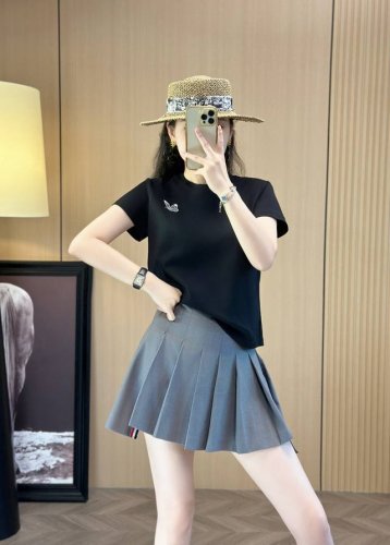 上衣 新款时尚短袖T，上身非常好看 ，人手必备单品 ，自留款 ，时尚百搭 。两色Smlxl 面料：棉混纺 S码胸围94肩宽39衣长59 每个码胸围平铺腰围相差，