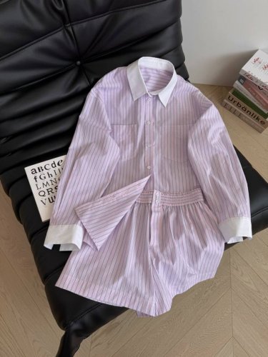 伊能静 曾黎同款 夏季时髦成套搭配 撞色领子拼接衬衫套装 时髦又防晒功能 采用了高颜值条纹面料 一套上身清爽减龄 廓形衬衫又很藏肉 拉长身材比例感 两色三码 一