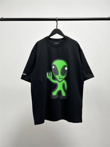高版本，质量很好！巴黎世家 Balenciaga外星人印花溶解笑脸短袖T恤！胸前艺术龟裂纹印花字母短袖！此款尺码偏大，最小Xs穿到145斤左右！最大穿到200多
