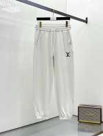 Lv春夏25Ss休闲裤金典再次出现，原单订制高品质时尚休闲裤。超级百搭款。独家定制面料，挺阔有型，贴身舒适。原版定制专柜最新五金辅料。超靓版型、上身显腿修长，內