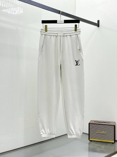 Lv春夏25Ss休闲裤金典再次出现，原单订制高品质时尚休闲裤。超级百搭款。独家定制面料，挺阔有型，贴身舒适。原版定制专柜最新五金辅料。超靓版型、上身显腿修长，內