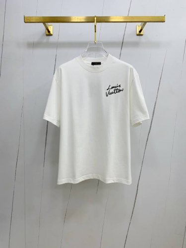 sslv纯棉最新面料经典标识图案Logo时尚简约潮流短袖，最顶级的品质专柜原单短袖，顶级制作工艺进口面料，专柜款独特设计，采用进口高端订制面料。官网在售！面料版