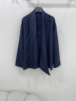 Herme*25新款飘带宽松上衣 定制Yb进口百分百重磅真丝材质 重工艺呈现出提花图案 成衣品相十足 完美还原 穿搭舒适养肤 贵气十足 夏天不闷汗更透气 非常规