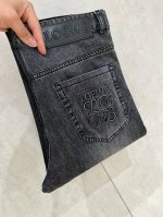 Lowe＊ 2025夏季新款。春夏新款牛仔裤，采用优质牛仔面料制成，面料含有92%棉加上6.4%涤，还有1.6%氨纶。如此高含量的棉加上氨纶面料的融入，使其裤身