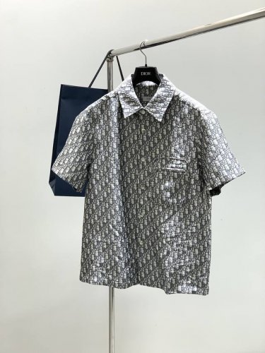 一套 ，Dior 迪奥， 2025夏季新品，专柜同步有售，简约时尚休闲短袖套装，原版进口面料，舒适透气，顶级提花工艺字母图案Logo，原版五金辅料装饰，档次极高