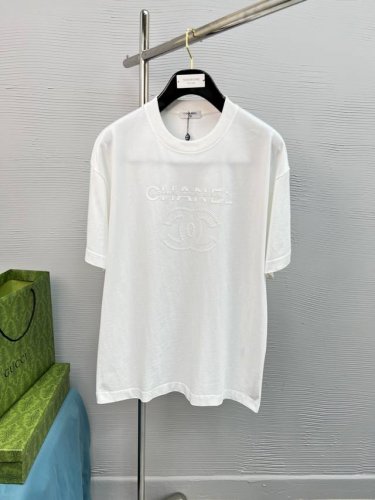 高品质 Chanel 香奈儿、25Ss经典配色T恤新品！！款式相当的青春活力，朝气澎湃！！新一季主打的小熊系列，采用一级印烫的高规格标准.色调过渡呈现的立体感很