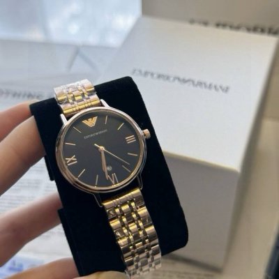 阿玛尼女表金黑色 Emporioarmani 经典时尚休闲石英女表，满钻设计 在不同角度不同光线下会呈现出不同色彩，优雅璀璨水钻搭配，低调奢美，气质不凡，流畅表