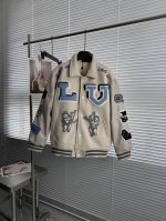 180 路易威登Lv Fw22 兔八哥拼接字母卡通刺绣棒球服 路易威登Louis Vuitton Lv 22年秋冬单品 人气王 自1月份发布以来 我们就开始开版
