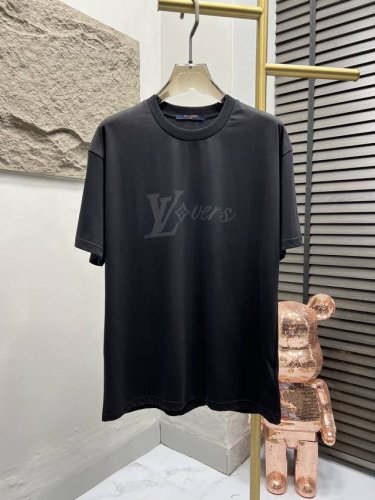 驴牌当季新品 Vers T 恤. 本款 T 恤以分饰前后的 1V Vers 标识和 Monogram 花卉图案展现色彩律动，彰显贯穿当季的虹彩美学。细腻棉布塑造