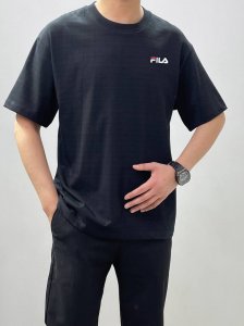 80 Fila 斐乐圆领经典款情侣短袖T恤！ 经典系列之作，运动休闲必选款式，上身超级舒服透气！ 面料采用260克双纱面料 经典版型，修身显瘦！ 舒适度和衣型绝