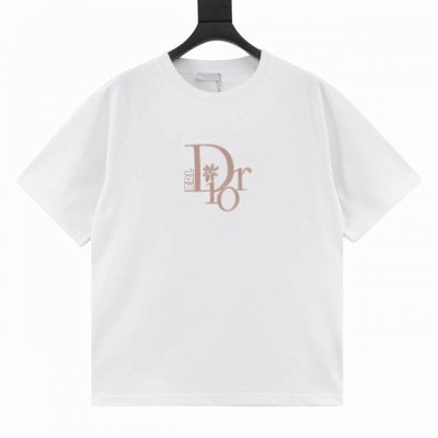 Dior 迪奥 Dior By Erl联名刺绣短袖T恤 这款 T 恤来自 Dior By Erl 尊享联名系列。 采用棉质270克纳维亚精棉平纹面料精心制作，