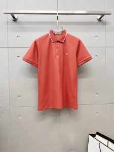 Burberry 巴宝莉2025 夏季新款男士翻领polo衫 解锁意式优雅 领口设计是整件短袖的点睛之笔 简约线条勾勒出利落造型 标志性品牌Logo以精致的刺绣