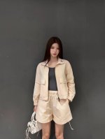 原版Ff.....2025新款时尚翻领防晒外套短裤套装 定制Yb进口尼龙材质 挺括舒适有型 沿用翻领立领两穿设计 增添造型层次感 配合双向拉链调节便捷穿脱 翻盖