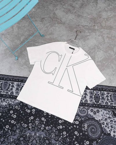 款M352 Ck Ck大标印花圆领短袖 Calvin Klein专柜同步T 面料采用32支双纱260高克重纯棉面料 进口机器白墨直喷印工艺 满满的高级质感 穿起
