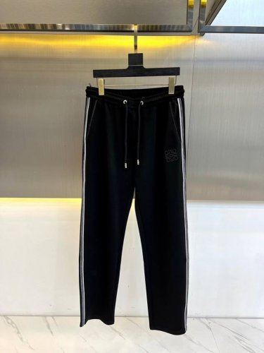 罗意威、2025Ss早春新款新款男士休闲裤、商务休闲款！贴身舒适柔软。全定制的进口梭织纤维面料打造而成，雅赛尔36%聚酯纤维56%氨纶8%手感柔顺，亲肤防水，不