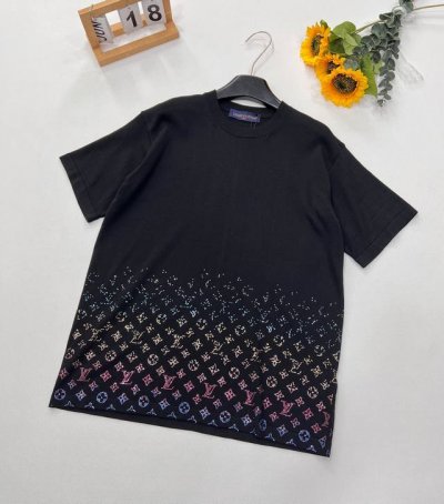 Louis Vuitton 重工水钻水晶渐变针织短袖 采用12S细针赛络纺技术制作织片，使用细支纱作为材质；所用进口材质由德国进口提花织机进行织片。 该技术使得