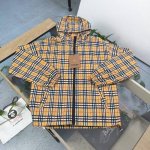 2025新款 款号：Pm222 高版本 2025新款Burberry巴宝莉经典条纹格子图案印花休闲情侣连帽夹克冲锋衣外套，官网同步，精准印花，原版五金，定制Lo
