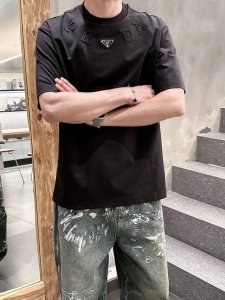 prada 普拉达 2025夏季最新款 专柜同步有售 原单狠货 时尚休闲圆领短袖T恤 上身很有特点 吸睛而有亮点 进口原版面料 顶级刺绣工艺字母图案装饰Logo