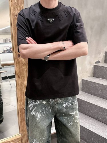 prada 普拉达 2025夏季最新款 专柜同步有售 原单狠货 时尚休闲圆领短袖T恤 上身很有特点 吸睛而有亮点 进口原版面料 顶级刺绣工艺字母图案装饰Logo
