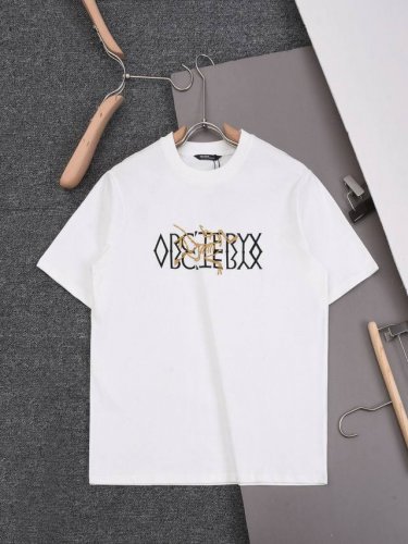 arc‘Teryx 始祖鸟，2025 Ss春夏新款 字母印花+大鸟Logo重工刺绣 圆领短袖T恤男女同款 纯棉洗水面料，洗水后240克重左右。柔软亲肤细腻。做工