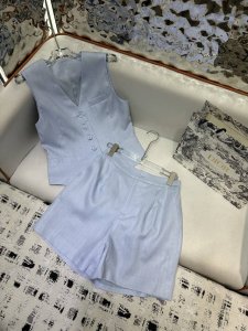 dior *2025新款马甲短裤套装 本布包边纽扣设计 麻料质地透气舒适 颜色极其适合夏季出行 两色 Sml
