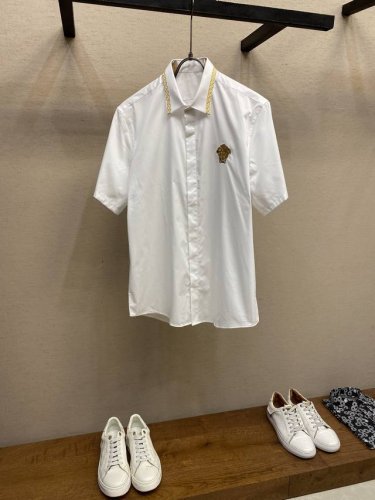 versace、新款瓦瓦商务休闲衬衫 鲁泰纺织进口的贡缎面料，缎纹后整处理，手感丝滑有厚度，面料双股纱线120支数，146克重面料，领边金线刺绣，左胸经典绣章搭