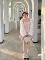 miumiu 保龄球包 miu Miu 保龄球包是 Miu Miu 品牌推出的一款热门包款 甜度刚刚好 又奶又千金的感觉 羊皮的手感柔软 质感十足 它的设计非常