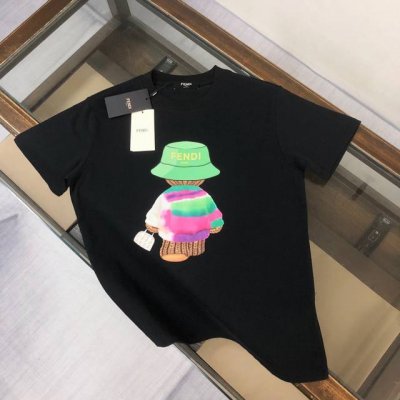 fendi 芬迪 春夏最新情侣款短袖T恤 全套定制辅料 设计前卫时尚 精致彩色背后小熊印花工艺设计 定制纯棉面料 立体的同时又不会有闷湿感 舒适性与透气性兼优可
