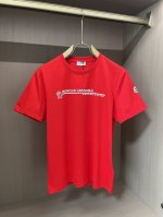 Moncler2025春夏新品字母横条印花短袖T恤；定制100支双股丝光长绒棉面料，胸前横条错位字母印花图案，袖口依然是羊毛标鸭仔唛，三标齐全，完美呈现了原单精