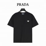 Prada 普拉达25Ss 金属三角标及后背暗纹拱桥刺绣短袖T恤 简约百搭经典~神T 金属三角标胸前小口袋设计，简约又高级的设计！ 采用280G洗水纯棉平纹布面