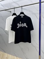 Dior*迪奥 2025Fw春夏新品圆领打底外穿T恤 立体感Logo微廓形半袖纯棉打底 手感面糯有骨感 柔而有韧性 工艺处理 韧性和抗皱性能得到大幅度提高 微廓