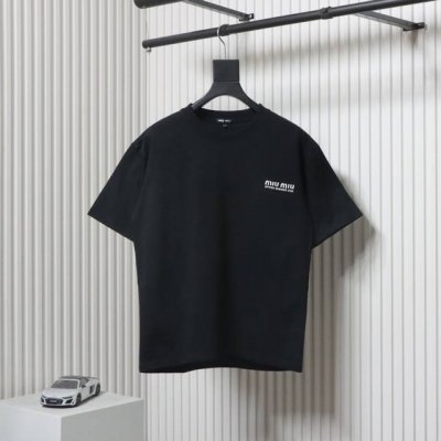 miumiu 缪缪 25Ss 春夏字母短袖T恤 面料采用定制240G 26支特滑双股精棉平纹高密无尘全棉布料。前幅高密度加厚，走线平整，代工品质，全套定制辅料。