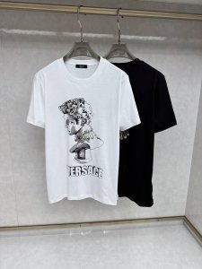 范思哲 2025Ss春夏最新款短袖T恤，手感柔软，穿着舒适，做工精细.上身效果无敌帅气，码数 M-3Xl