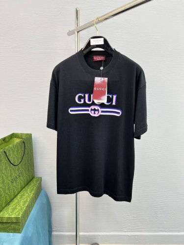 高品质 Gucci 古奇、25Ss经典配色T恤新品！！款式相当的青春活力，朝气澎湃！！新一季主打的小熊系列，采用一级印烫的高规格标准.色调过渡呈现的立体感很强，
