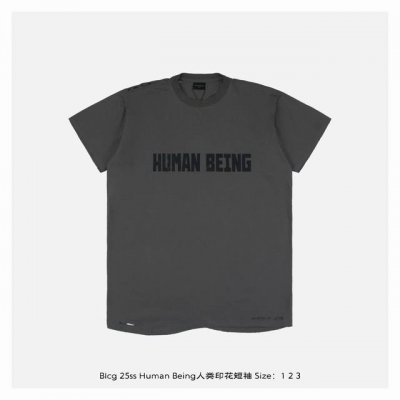 balenciaga 巴黎世家 25Ss Human Being人类印花短袖 采用定制化染色工艺，将基础灰色与咖色调进行精准配比，通过多次试样确保色调的独特性与