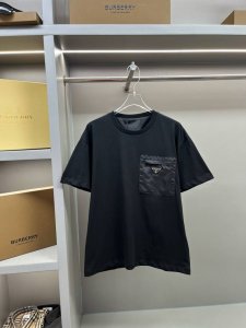 专柜芯片版 prada 普拉达 三角标拉链口袋新款短袖T桖 原版面料 官方同款 采用纯棉平纹面料 定制 同缸染面料 手感非常舒服爽滑 版型挺阔有型 一线品牌代工