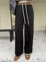 louis Vuitton Lv 驴家老花四叶草字母暗纹压花定制织带拼接抽绳休闲裤长裤 款号：2567 5313 颜色：黑色 杏色 尺码：Sml S码80-95